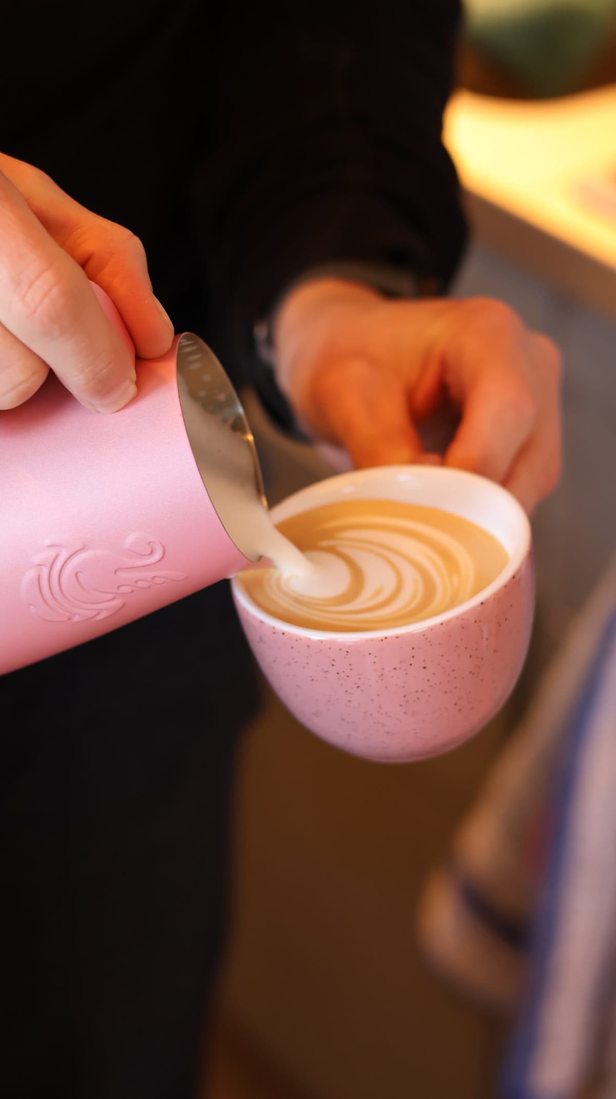 Cappuccino s latte art v růžovém hrnku